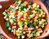Frischer Kichererbsensalat mit Tomaten, Gurken und Paprika – eine köstliche Idee für mediterrane Kost Rezepte.