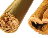 Nahaufnahme von zwei Zimtstangen, die den Unterschied zwischen Zimt und Ceylon-Zimt zeigen.