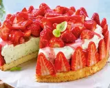 Erdbeer Basilikum Torte: Ein saftiger Biskuitboden, umhüllt von frischen Erdbeeren, mit einer cremigen Füllung, verfeinert mit Basilikum und Erdbeersauce.