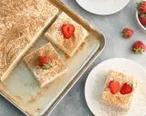 Saftiger Tres Leches Kuchen, bestreut mit Zimt und garniert mit frischen Erdbeeren. Ein Genuss für jeden Anlass.