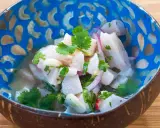 Frisches Ceviche im Kokosnussschalen-Schälchen, garniert mit Koriander. Ein authentisches Ceviche Rezept original, das Lust auf mehr macht.