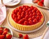 Ein köstlicher Erdbeerkuchen mit einem goldbraunen Boden, bedeckt mit frischen Erdbeeren und Gelee. Perfekt für ein Erdbeerboden Rezept!