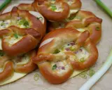 Herzhafte Snacks: Laugenbrezeln gefüllt mit Käse, Schinken und Frühlingszwiebeln. Schnell und einfach zubereitet für den kleinen Hunger zwischendurch.