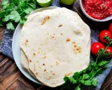 Frische Tortillas, perfekt für jedes Tortilla Rezept, mit Salsa, Tomaten und Koriander.