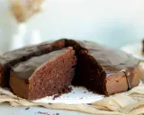 Ein saftiger Schokoladenkuchen mit glänzender Glasur, perfekt für alle, die einfache schokoladenkuchen rezepte lieben.