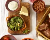 Leckere Tapas selber machen: Gebratene grüne Paprika, zartes Fleisch, Mandeln, Käse und Dip.