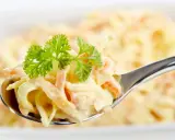 Ein Löffel cremiger Krautsalat, garniert mit Petersilie. Perfekt für jedes coleslaw rezept.