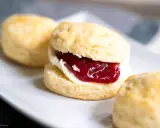 Ein Scones-Rezept, das zu köstlichen, mit Clotted Cream und Marmelade gefüllten Scones führt. Perfekt für den Nachmittagstee.