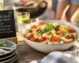 Leckerer Nudelsalat ohne Mayo mit Tomaten, Mozzarella und Oliven. Perfekt für Grill & Sonne!