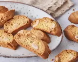 Knusprige Cantuccini mit Mandeln auf einem Teller, perfekt für ein Cantuccini Rezept.