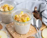 Zwei Gläser mit Overnight Oats Grundrezept, garniert mit Apfelstücken und Zimt. Perfekt für ein schnelles Frühstück.