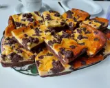 Ein Blech russischer Zupfkuchen, in Stücke geschnitten, mit Schokoladenstreuseln und cremiger Füllung.