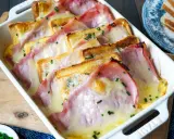 Herzhafte Toast-Rezepte: Geröstetes Brot mit Schinken und geschmolzenem Käse, bestreut mit Schnittlauch, in einer Auflaufform.