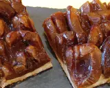 Saftiger Zwetschgenkuchen vom Blech, mit glänzenden, karamellisierten Zwetschgenstücken auf knusprigem Teig. Ein Genuss!