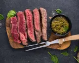 Saftiges Steak, perfekt gegrillt, mit Kräuterpesto. Tolle Ideen für Gasgrill Rezepte!