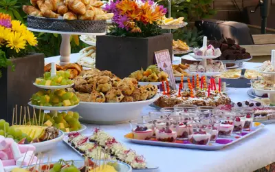 Leckere Brunch Ideen: Croissants, Kuchen, Obstspieße und süße Desserts in Gläsern laden zum Genießen ein.