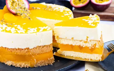 Eine saftige Pfirsich Maracuja Torte mit fruchtiger Geleeschicht, cremiger Mousse und frischen Früchten. Ein Genuss für Augen und Gaumen!