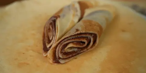 Zwei gerollte Pfannkuchen mit Schokoladencreme, ein köstliches Pfannkuchen Rezept.