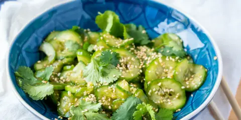 Erfrischender Gurkensalat asiatisch, garniert mit Koriander und Sesam. Ein leichter Genuss!