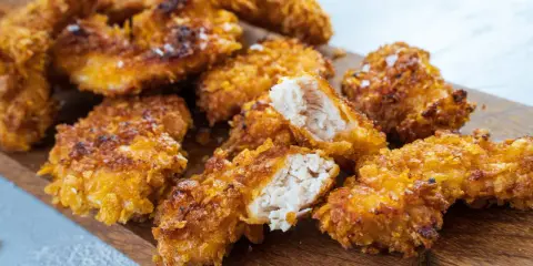 Saftige chicken nuggets selber machen: knusprig paniert und perfekt für jeden Anlass.