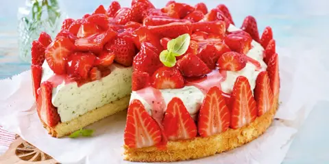 Erdbeer Basilikum Torte: Ein saftiger Biskuitboden, umhüllt von frischen Erdbeeren, mit einer cremigen Füllung, verfeinert mit Basilikum und Erdbeersauce.