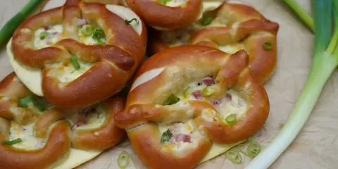 Herzhafte Snacks: Laugenbrezeln gefüllt mit Käse, Schinken und Frühlingszwiebeln. Schnell und einfach zubereitet für den kleinen Hunger zwischendurch.