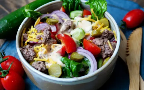 Schmackhafter Big Mac Salat mit Hackfleisch, Käse, Gurken, Tomaten und Zwiebeln, serviert in einer Schüssel.