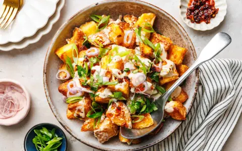 Ein köstlicher, knuspriger Kartoffelsalat mit cremiger Sauce, Frühlingszwiebeln und Kräutern. Perfekt für jeden Anlass!