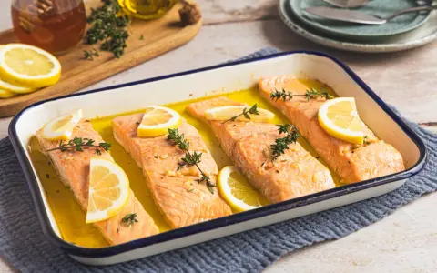 Vier saftige Lachsfilets mit Zitrone und Kräutern im Ofen gebacken, ein köstlicher lachs mediterran ofen.