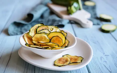 Knusprige Zucchinichips in einer Schüssel, eine tolle Idee für gesunde Snack-Ideen.