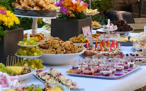 Leckere Brunch Ideen: Croissants, Kuchen, Obstspieße und süße Desserts in Gläsern laden zum Genießen ein.