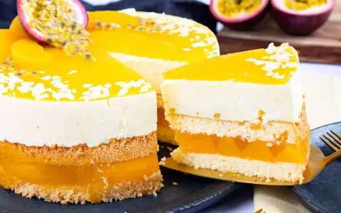 Eine saftige Pfirsich Maracuja Torte mit fruchtiger Geleeschicht, cremiger Mousse und frischen Früchten. Ein Genuss für Augen und Gaumen!