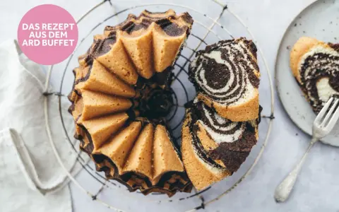 Ein saftiger Zebrakuchen, perfekt für das nächste Kaffeekränzchen. Dieses Zebrakuchen Rezept ist ein Klassiker!