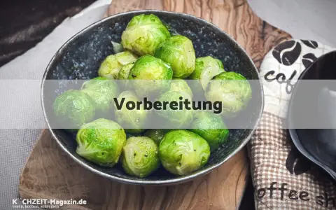 Frischer Rosenkohl in einer Schale, bereit für ein leckeres rezept rosenkohl als beilage.