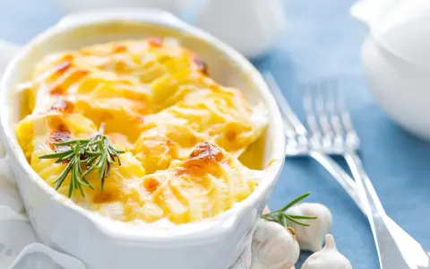 Ein goldbrauner Kartoffelauflauf mit Rosmarin und Knoblauch, bereit zum Servieren. Ein köstliches Auflauf Rezept für jeden Anlass.