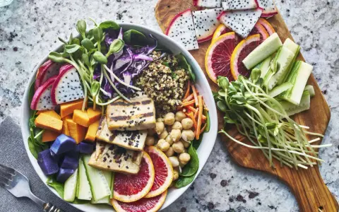 Bunter Buddha Bowl mit Tofu, Quinoa, Süßkartoffeln, Drachenfrucht und Sprossen – perfekt für das leichte essen an warmen tagen.