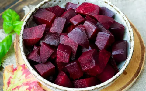 Schüssel mit gewürfelten, gekochten roten Bete. Die rote Bete kochzeit ist vorbei, bereit für Salate oder Beilagen.