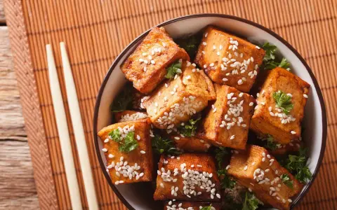 Knusprig gebratene Tofuwürfel mit Sesam und Petersilie, eine köstliche Idee für Rezepte mit Tofu natur.