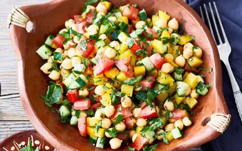 Frischer Kichererbsensalat mit Tomaten, Gurken und Paprika – eine köstliche Idee für mediterrane Kost Rezepte.