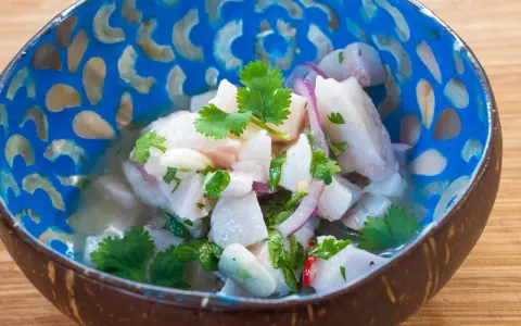 Frisches Ceviche im Kokosnussschalen-Schälchen, garniert mit Koriander. Ein authentisches Ceviche Rezept original, das Lust auf mehr macht.