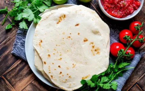 Frische Tortillas, perfekt für jedes Tortilla Rezept, mit Salsa, Tomaten und Koriander.