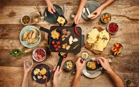 Raclette-Abend: Käse schmilzt, Fleisch brät, dazu Brot, Oliven, Paprika und Pilze – so vielfältig, was man zu Raclette essen kann!