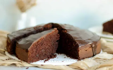 Ein saftiger Schokoladenkuchen mit glänzender Glasur, perfekt für alle, die einfache schokoladenkuchen rezepte lieben.
