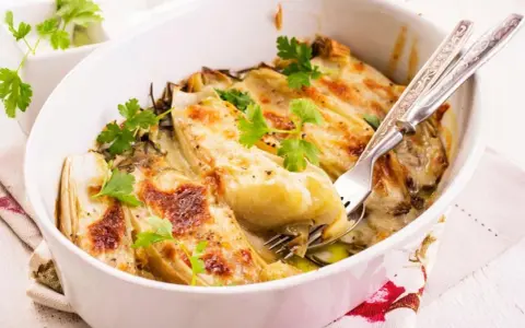 Überbackener Chicorée mit Käse und Kräutern, ein köstliches Gericht, das Lust auf mehr Chicorée Rezepte macht.