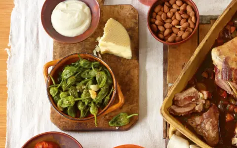 Leckere Tapas selber machen: Gebratene grüne Paprika, zartes Fleisch, Mandeln, Käse und Dip.