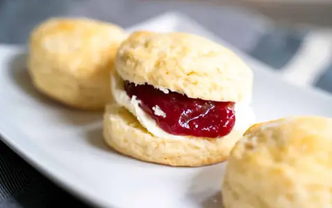 Ein Scones-Rezept, das zu köstlichen, mit Clotted Cream und Marmelade gefüllten Scones führt. Perfekt für den Nachmittagstee.