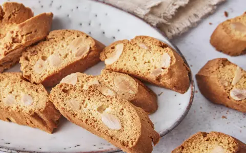 Knusprige Cantuccini mit Mandeln auf einem Teller, perfekt für ein Cantuccini Rezept.