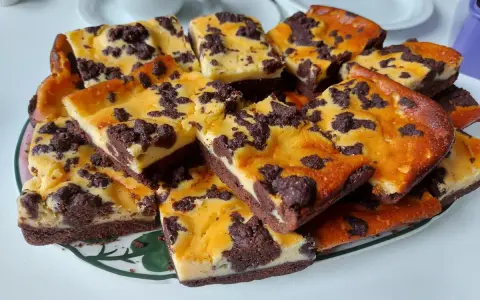 Ein Blech russischer Zupfkuchen, in Stücke geschnitten, mit Schokoladenstreuseln und cremiger Füllung.