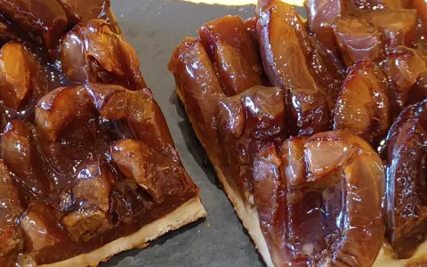 Saftiger Zwetschgenkuchen vom Blech, mit glänzenden, karamellisierten Zwetschgenstücken auf knusprigem Teig. Ein Genuss!