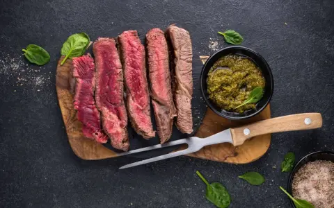 Saftiges Steak, perfekt gegrillt, mit Kräuterpesto. Tolle Ideen für Gasgrill Rezepte!